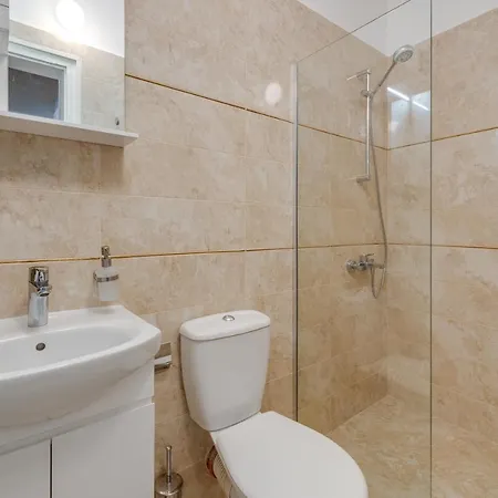 Beautiful Jewel In Center ソフィア