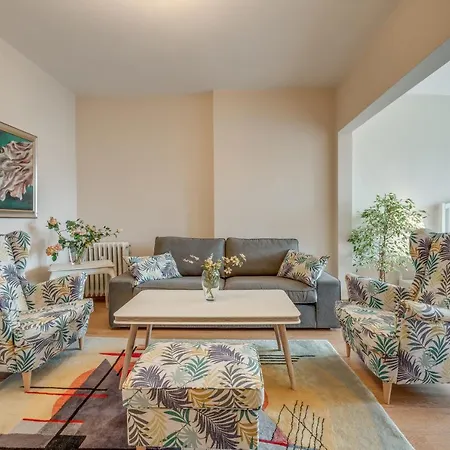 Beautiful Jewel In Center *